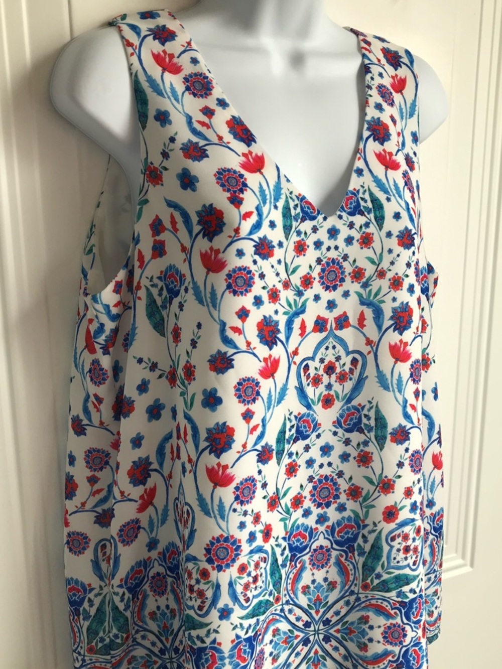 🔴 4/$15 Adrienne Vittadini Women’s L White Red Blue Floral V-Neck Tank Top EUC - Picture 7 of 14